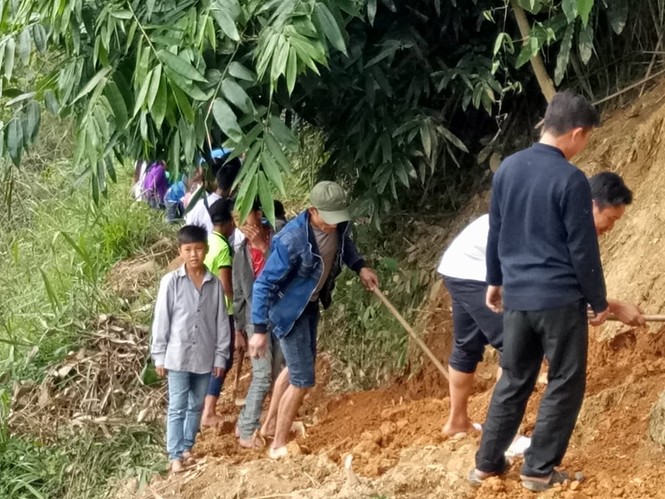 Giáo viên, học sinh vùng biên khoét núi dẫn nước về trường - ảnh 5