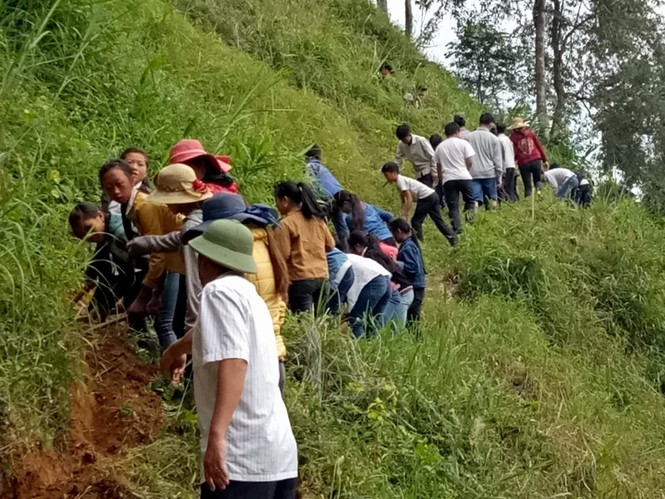 Giáo viên, học sinh vùng biên khoét núi dẫn nước về trường - ảnh 6