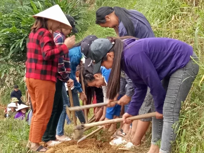 Giáo viên, học sinh vùng biên khoét núi dẫn nước về trường - ảnh 7