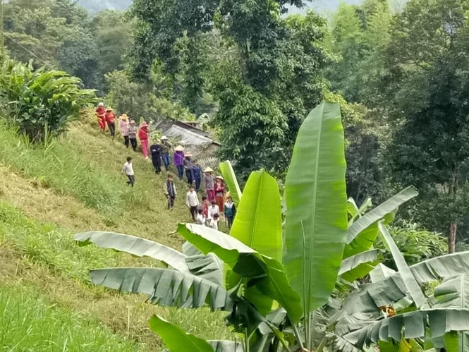 Giáo viên, học sinh vùng biên khoét núi dẫn nước về trường - ảnh 8