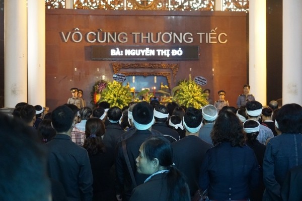 Giới trẻ nghẹn ngào tiễn đưa 'bà chủ nhà trọ tốt bụng nhất hệ mặt trời' - ảnh 1