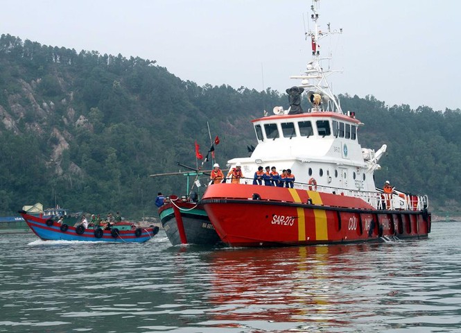 Cứu nạn tàu cá cùng 13 thuyền viên bị nạn, trôi tự do trên biển - ảnh 1