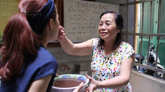 Giới trẻ nghẹn ngào tiễn đưa 'bà chủ nhà trọ tốt bụng nhất hệ mặt trời' - ảnh 6