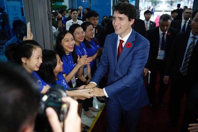 Khoảnh khắc đặc biệt khi Thủ tướng Canada bước vào trung tâm báo chí - ảnh 1