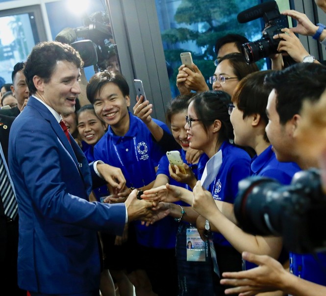 Khoảnh khắc đặc biệt khi Thủ tướng Canada bước vào trung tâm báo chí - ảnh 2