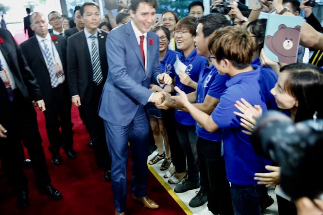 Khoảnh khắc đặc biệt khi Thủ tướng Canada bước vào trung tâm báo chí - ảnh 3