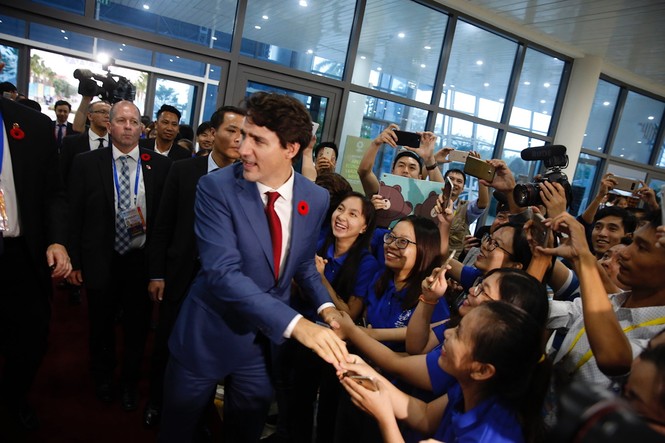 Khoảnh khắc đặc biệt khi Thủ tướng Canada bước vào trung tâm báo chí - ảnh 4