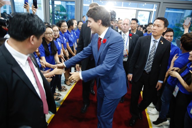 Khoảnh khắc đặc biệt khi Thủ tướng Canada bước vào trung tâm báo chí - ảnh 5