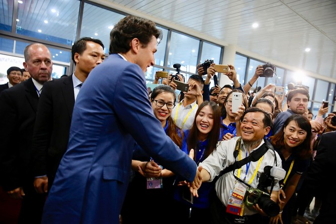 Khoảnh khắc đặc biệt khi Thủ tướng Canada bước vào trung tâm báo chí - ảnh 7