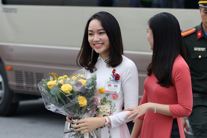 Thiếu nữ tặng hoa Chủ tịch Trung Quốc Tập Cận Bình tại Nội Bài - ảnh 10