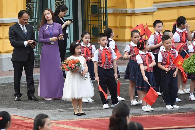 Tiết lộ bất ngờ về em bé tặng hoa Chủ tịch Tập Cận Bình tại Hà Nội - ảnh 4