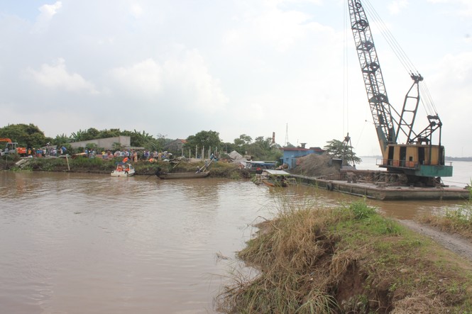 Sạt lở làm 4 căn nhà sụp xuống sông Cổ Chiên - ảnh 1