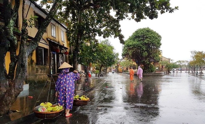 Phố cổ Hội An đẹp lạ trong mưa - ảnh 10