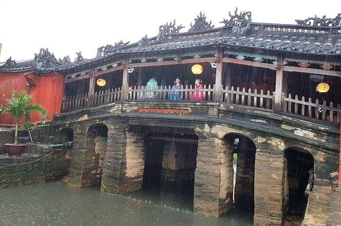 Phố cổ Hội An đẹp lạ trong mưa - ảnh 12