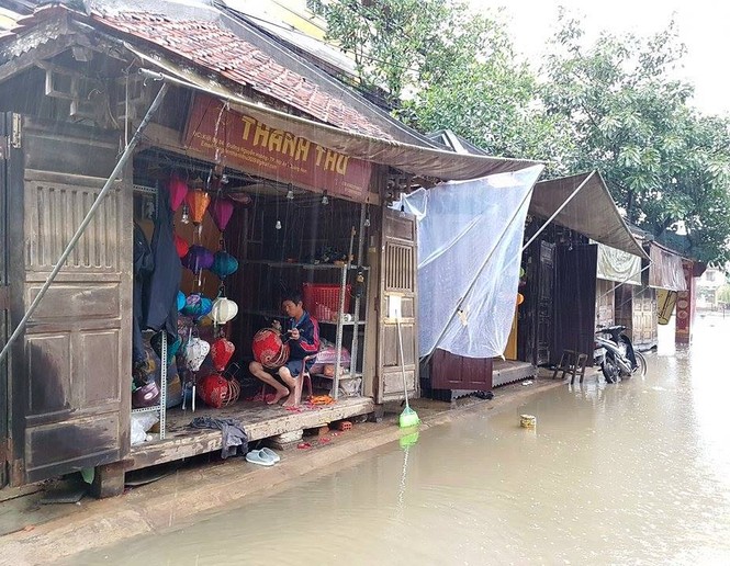 Phố cổ Hội An đẹp lạ trong mưa - ảnh 13