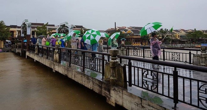Phố cổ Hội An đẹp lạ trong mưa - ảnh 14
