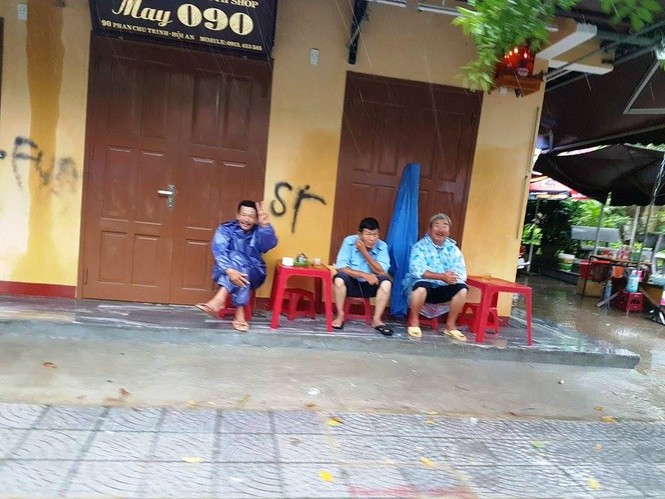Phố cổ Hội An đẹp lạ trong mưa - ảnh 15