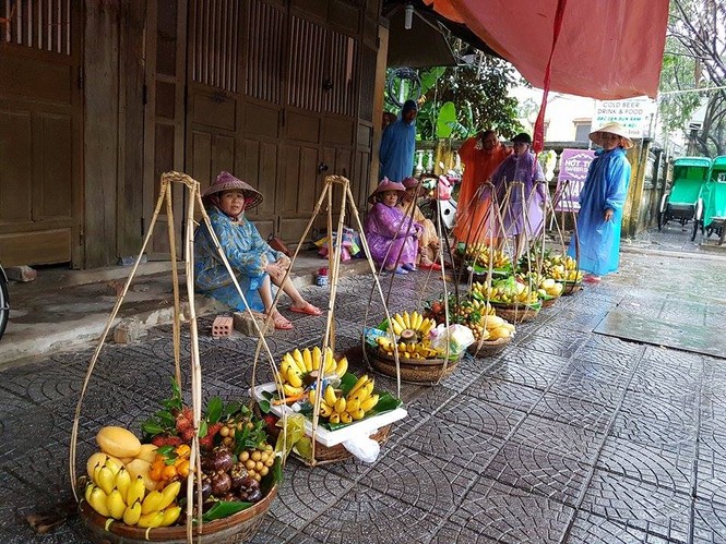 Phố cổ Hội An đẹp lạ trong mưa - ảnh 2