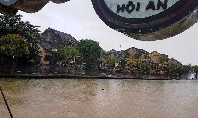 Phố cổ Hội An đẹp lạ trong mưa - ảnh 3