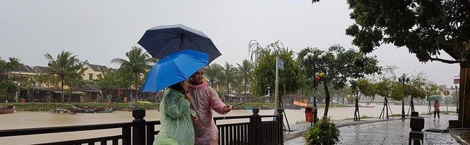 Phố cổ Hội An đẹp lạ trong mưa - ảnh 6