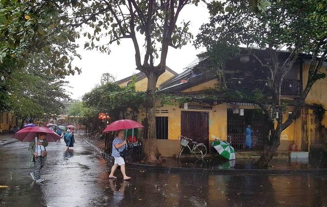 Phố cổ Hội An đẹp lạ trong mưa - ảnh 7