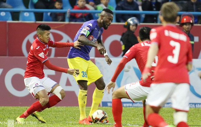 Cầu thủ Hà Nội khóc nức nở khi tuột chức vô địch V-League - ảnh 1