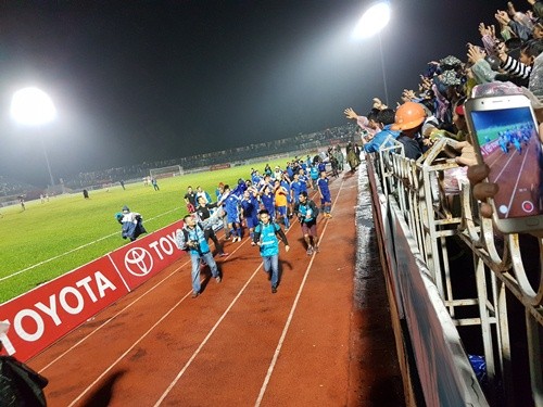 CĐV Quảng Nam đội mưa ăn mừng ngôi vô địch V.League lịch sử - ảnh 6
