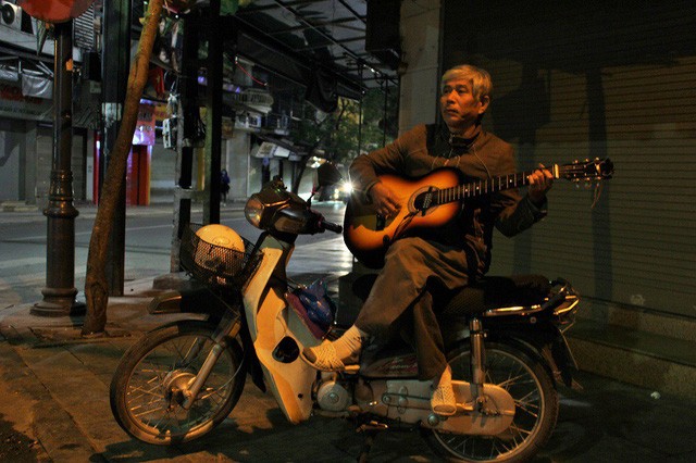 Tiếng đàn guitar mời khách lúc 0h của bác tài xe ôm trên phố cổ - ảnh 1
