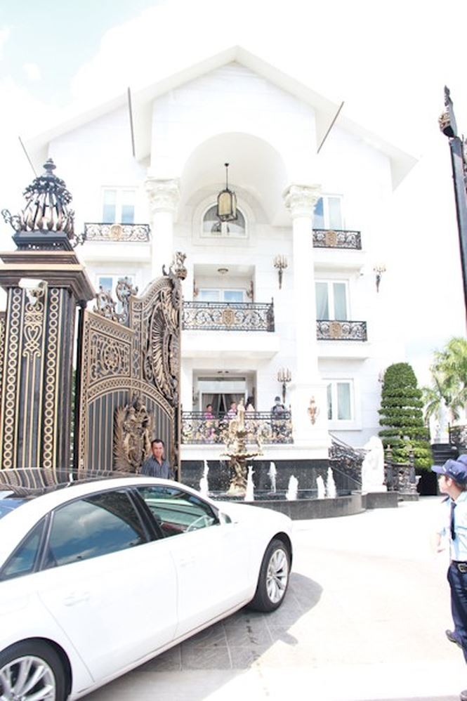 BẢN TIN showbiz 30/11: Biệt thự dát vàng nhà chồng Hà Tăng hot nhất trong ngày - ảnh 1
