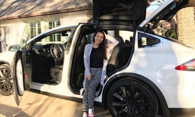Tin Showbiz 26/12: Ca sĩ Hồng Ngọc được chồng tặng siêu xe Tesla - ảnh 2