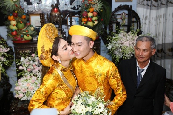 Mâm lễ vật đầy vàng trong đám cưới Lâm Khánh Chi - ảnh 1