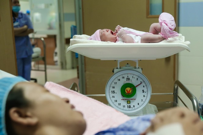 5 em bé chào đời ở thời khắc bước sang năm 2018 - ảnh 8
