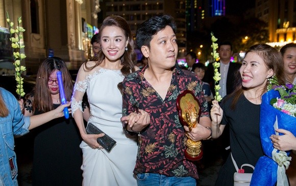 Showbiz 19/1: Nhã Phương đi Thái Lan sau màn cầu hôn của Trường Giang - ảnh 1