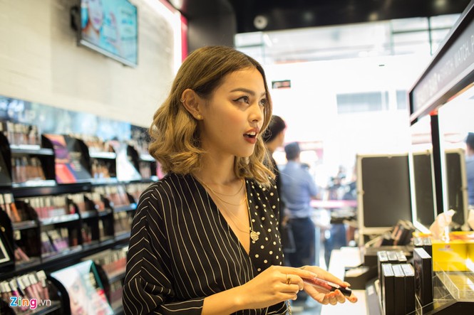 Fan xếp hàng từ 5h sáng để gặp Lily Maymac tại Sài Gòn - ảnh 6