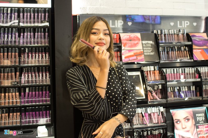 Fan xếp hàng từ 5h sáng để gặp Lily Maymac tại Sài Gòn - ảnh 7