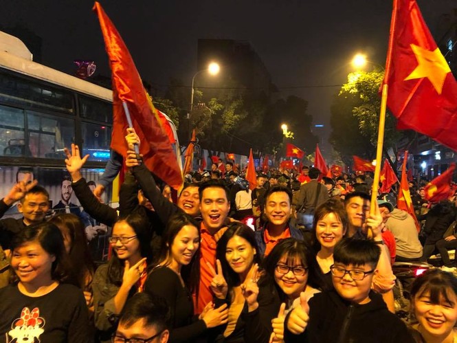 Diễn viên Việt Anh ăn mừng chiến thắng U23 Việt Nam - ảnh 1