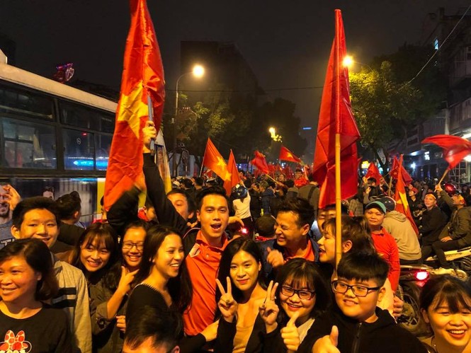 Diễn viên Việt Anh ăn mừng chiến thắng U23 Việt Nam - ảnh 3