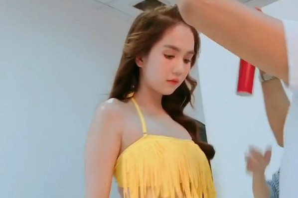 Showbiz 5/2: Ngọc Trinh ‘đốt mắt’ với bikini tua rua - ảnh 4