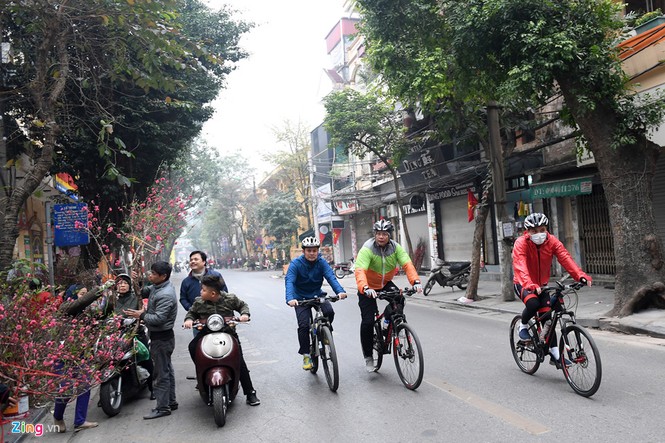 Thảnh thơi dạo chơi mua sắm ngày 29 Tết - ảnh 1