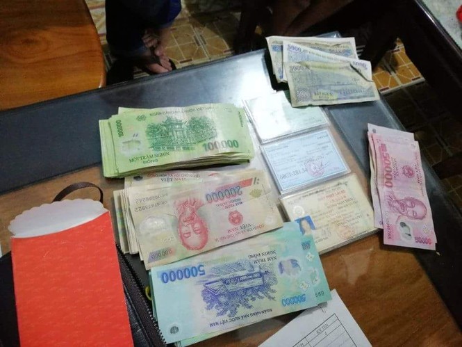 Học sinh lớp 10 cùng bạn trả lại tiền cho người bị mất - ảnh 1