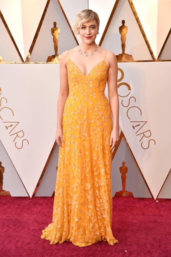 Sao kéo váy, trèo ghế lọt top mỹ nhân mặc đẹp nhất Oscar 2018 - ảnh 9