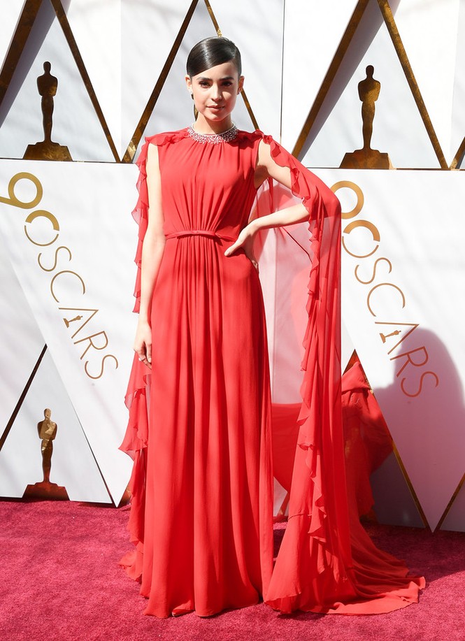 Sao kéo váy, trèo ghế lọt top mỹ nhân mặc đẹp nhất Oscar 2018 - ảnh 7