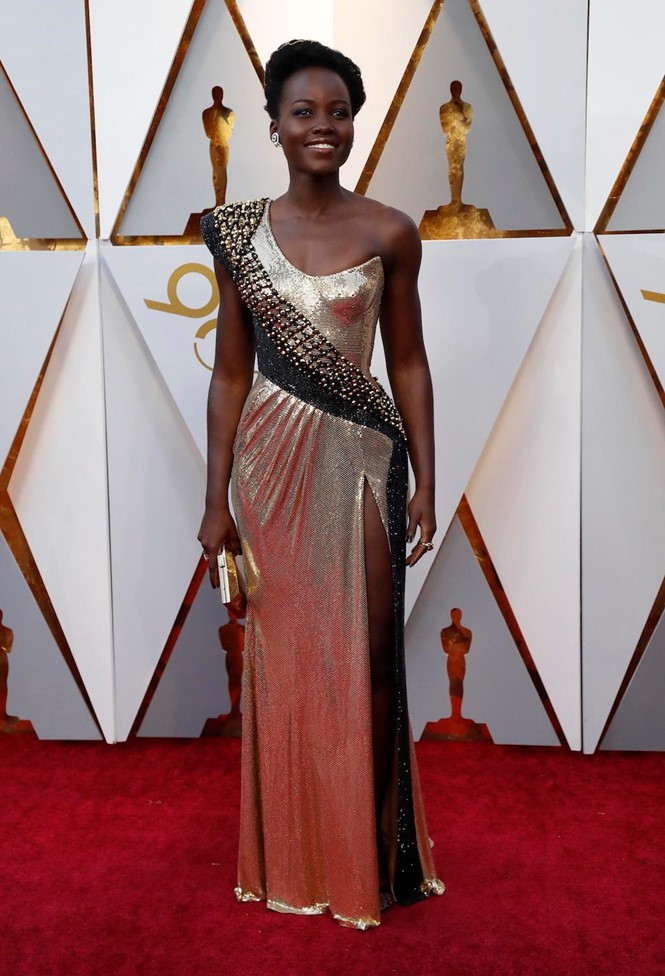 Sao kéo váy, trèo ghế lọt top mỹ nhân mặc đẹp nhất Oscar 2018 - ảnh 6