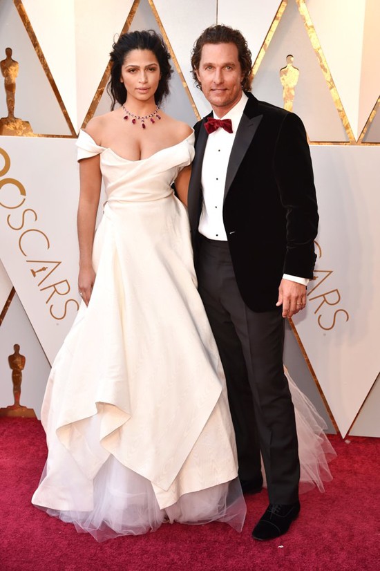 Các cặp đôi trao nụ hôn ‘thiêu cháy’ thảm đỏ Oscar 2018 - ảnh 8