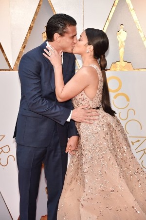 Các cặp đôi trao nụ hôn ‘thiêu cháy’ thảm đỏ Oscar 2018 - ảnh 1
