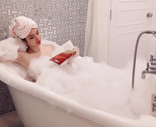 Angela Phương Trinh 'diễn sâu quá mức' khi nằm bồn tắm đọc sách - ảnh 1