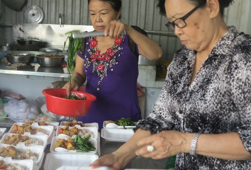 Mất người thân vì cháy Carina, cặp vợ chồng nấu cơm từ thiện - ảnh 1