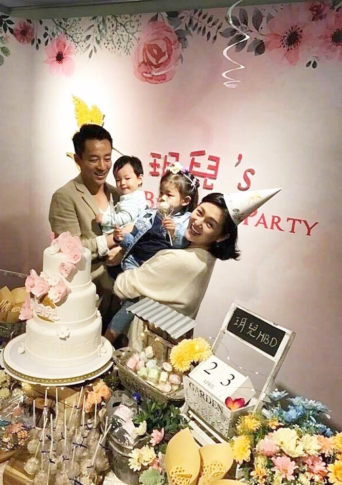 Showbiz 11/4: Siêu mẫu Heidi Klum tình tứ, quấn quýt bồ trẻ không rời - ảnh 5