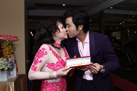Trước chia tay, 'tình già tỷ phú' tặng Hoàng Việt các quà giá trị gì? - ảnh 5