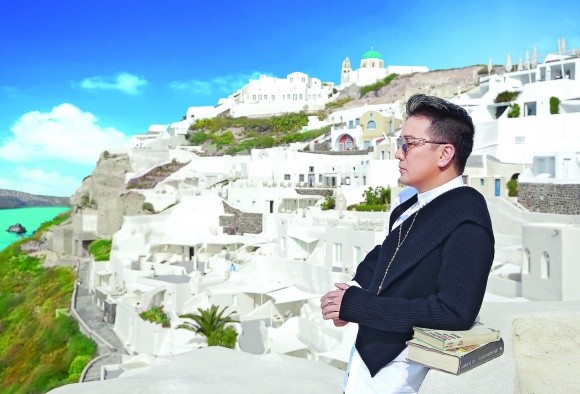 Đàm Vĩnh Hưng sang chảnh như ông hoàng 'chốn thiên đường' Santorini - ảnh 1